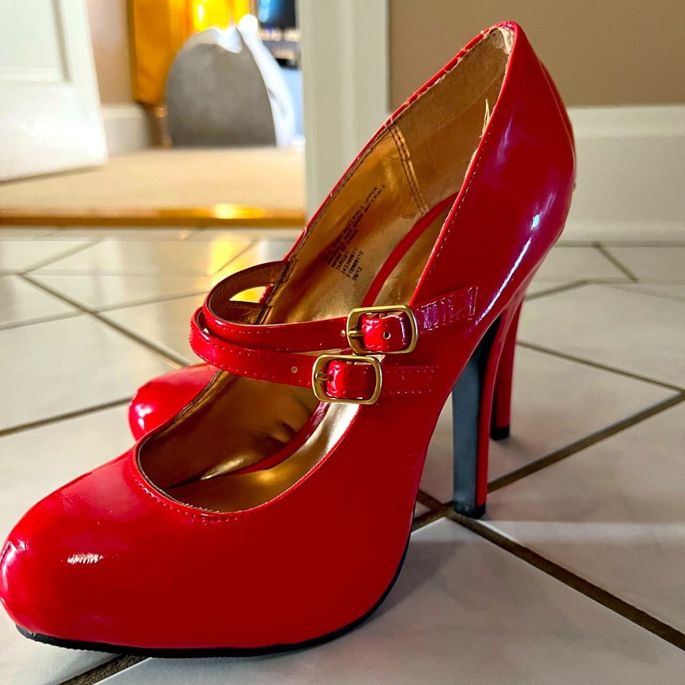 Red “vintage” style heels pumps size 7
